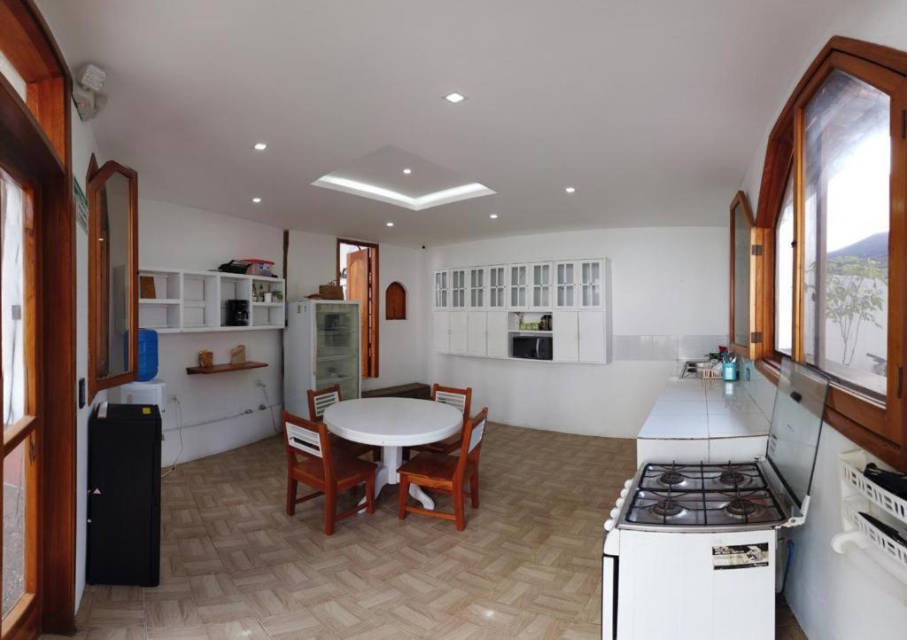 Hostal White House Galapagos Puerto Ayora  Eksteriør billede