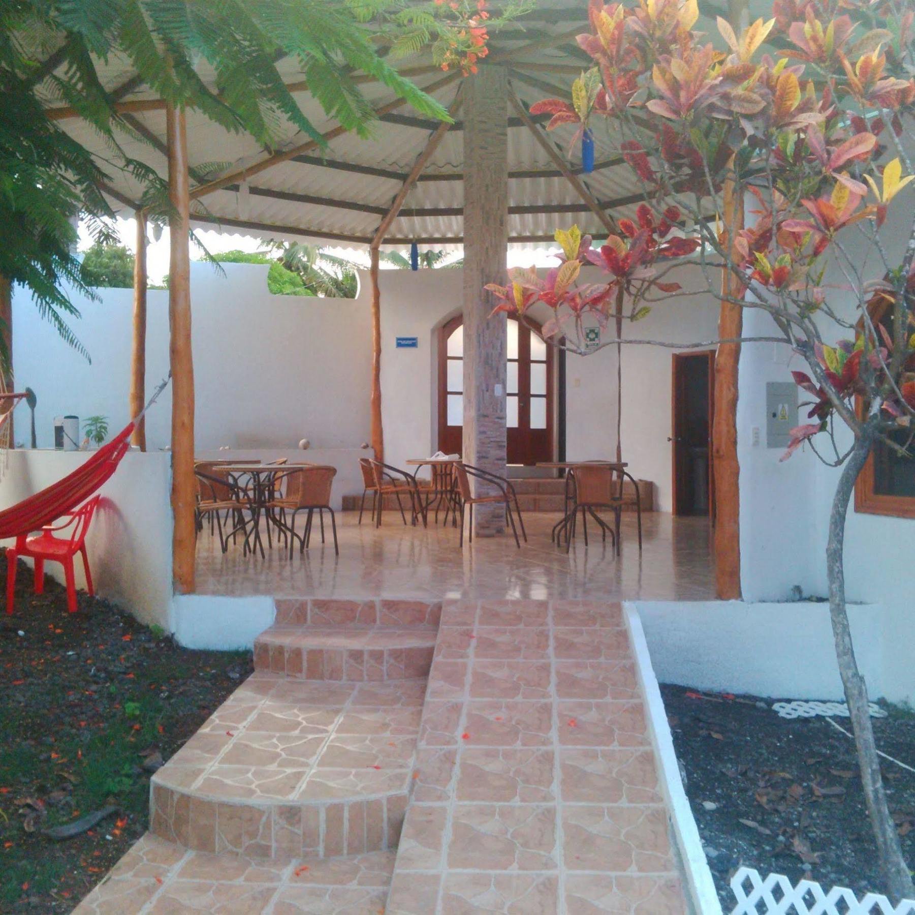 Hostal White House Galapagos Puerto Ayora  Eksteriør billede