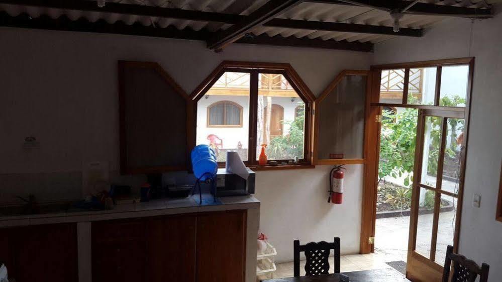 Hostal White House Galapagos Puerto Ayora  Eksteriør billede